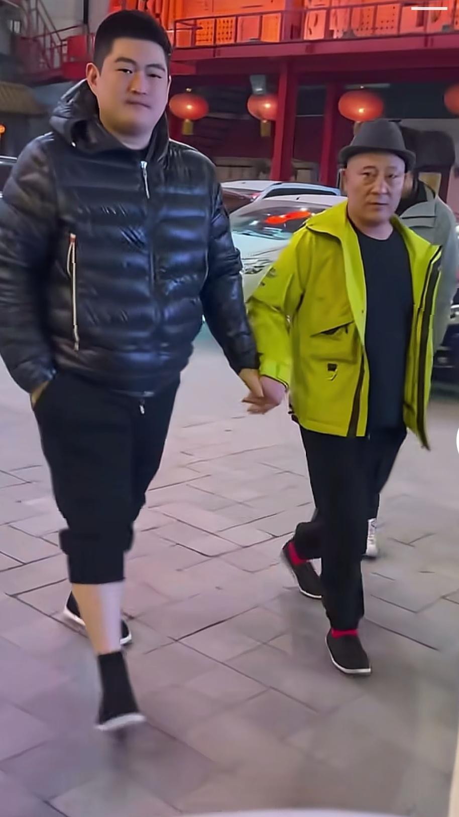 赵大牛和赵四在沈阳街头被偶遇，这哪是采风，简直是把“接地气”三个字刻在了骨子里！