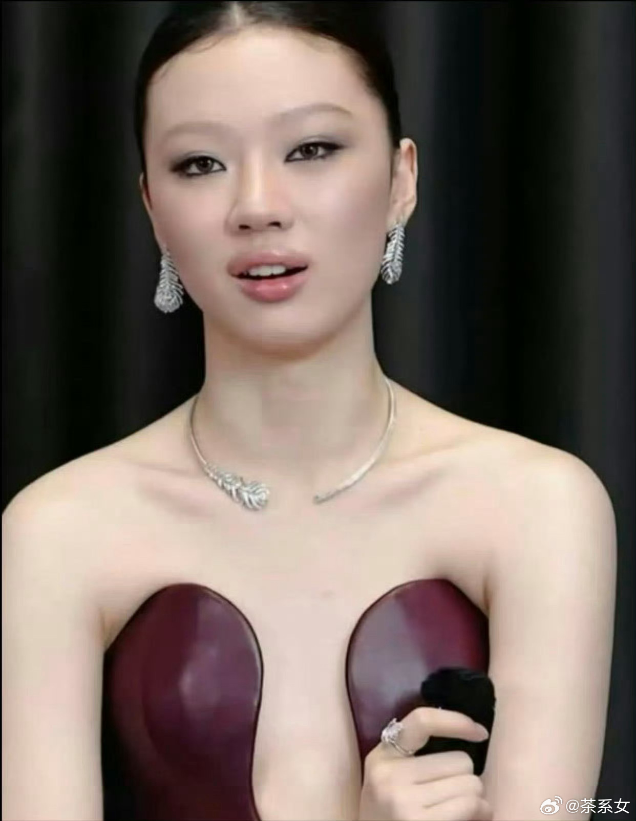 单依纯这礼服设计好特别，酒红色抹胸像两片猪肝。 