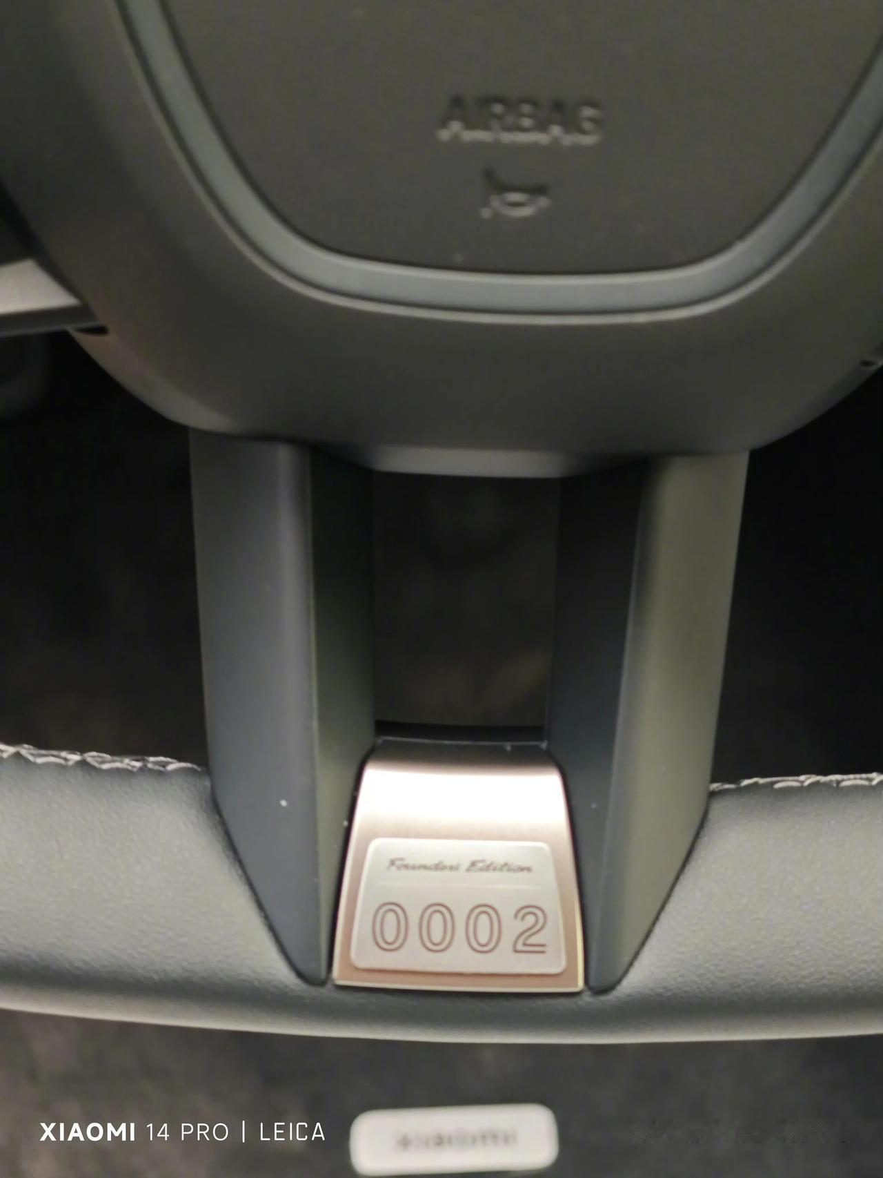 时隔3年多，小米汽车0002车主林斌回归社交媒体。
当年全力扎进去造车，如今也算