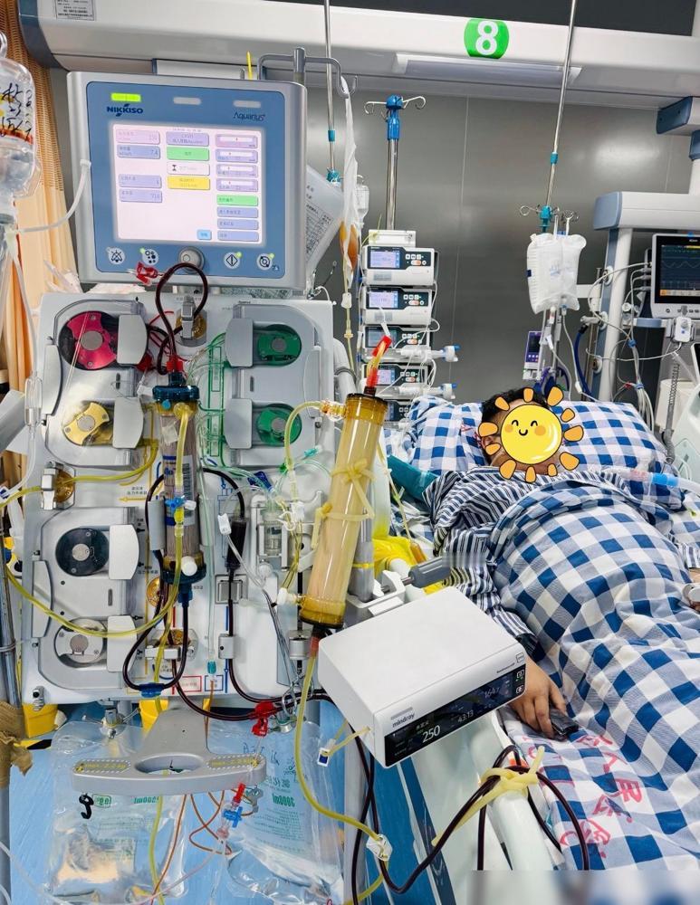 我老公进ICU那次，他二哥在外面椅子上睡了7个晚上。

以前我还总跟我老公嘀咕，