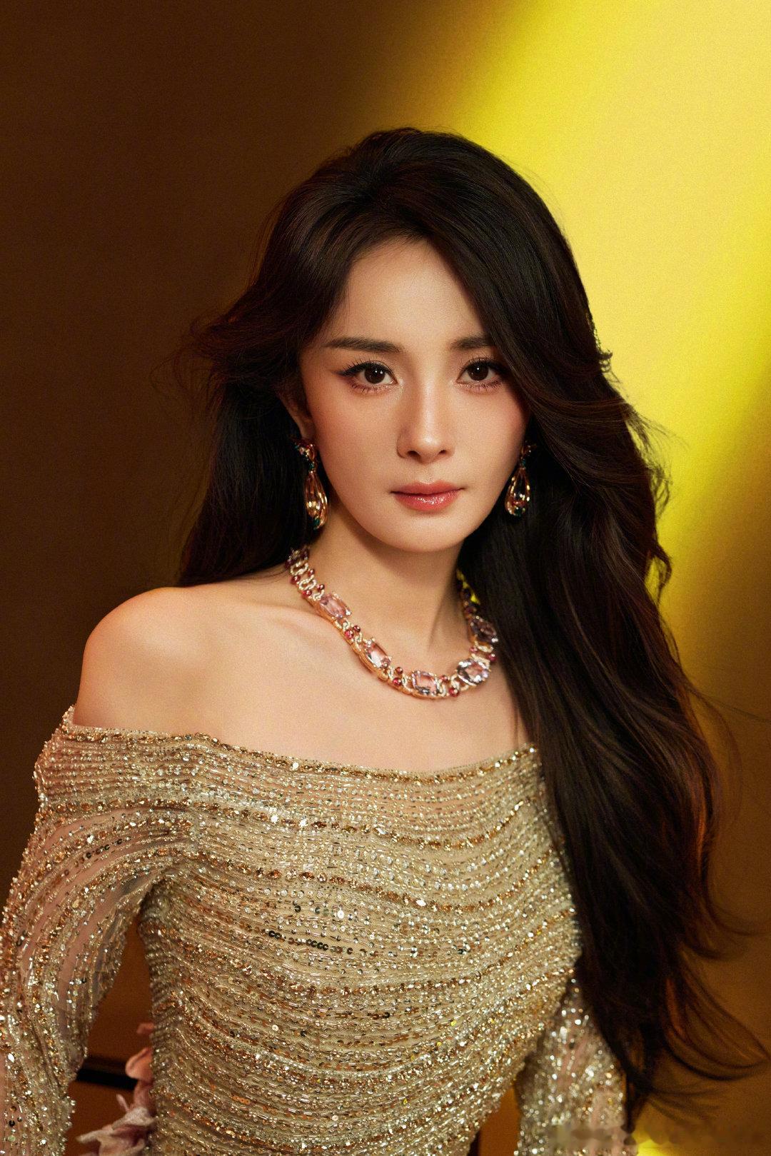 杨幂时尚芭莎派对出图妈妈幂呀 要我在好看里面选好看嘛！好难选，两个幂姐我全都要！