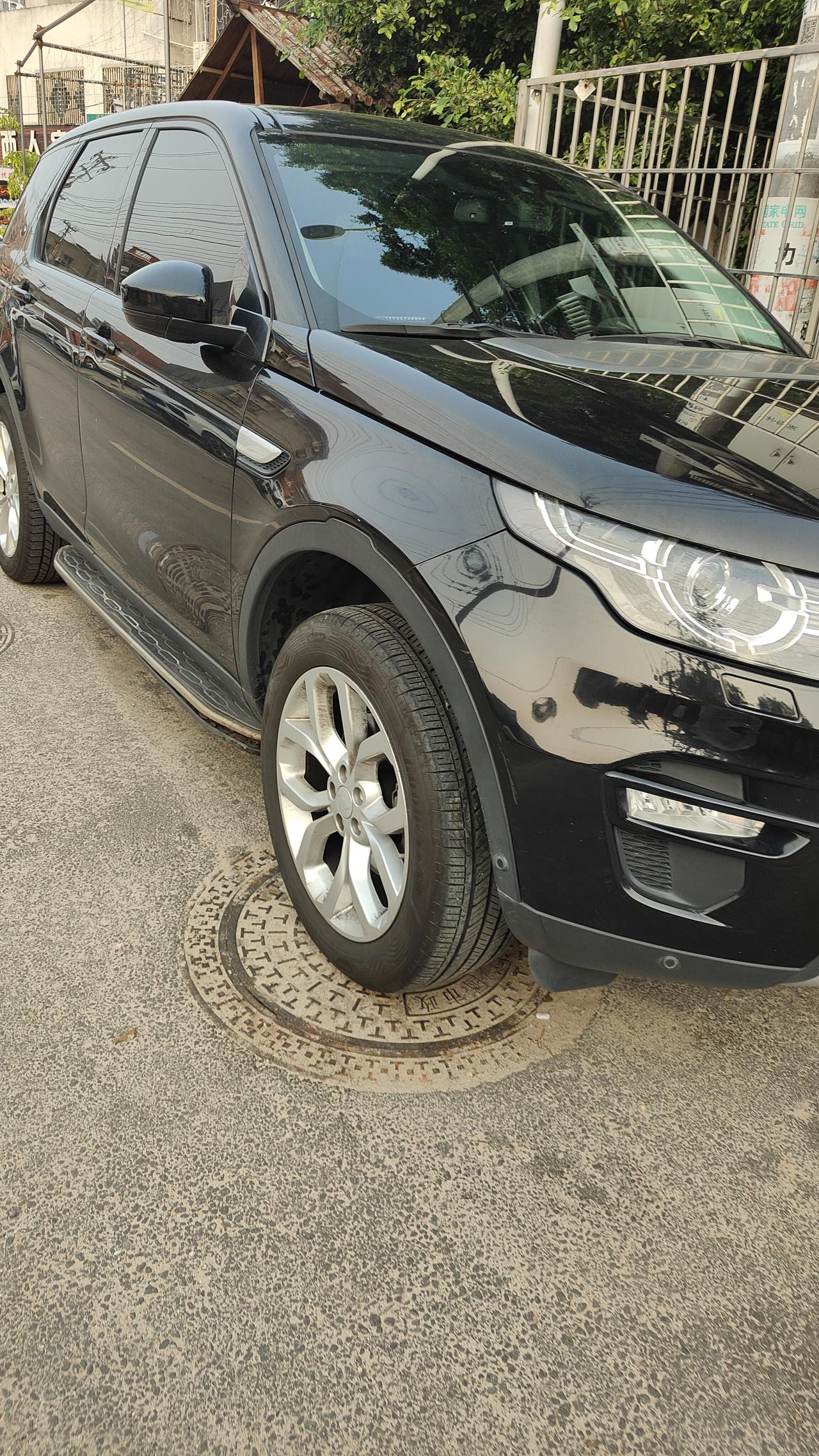 原车自带激光透镜大灯
这车真的很高级啊