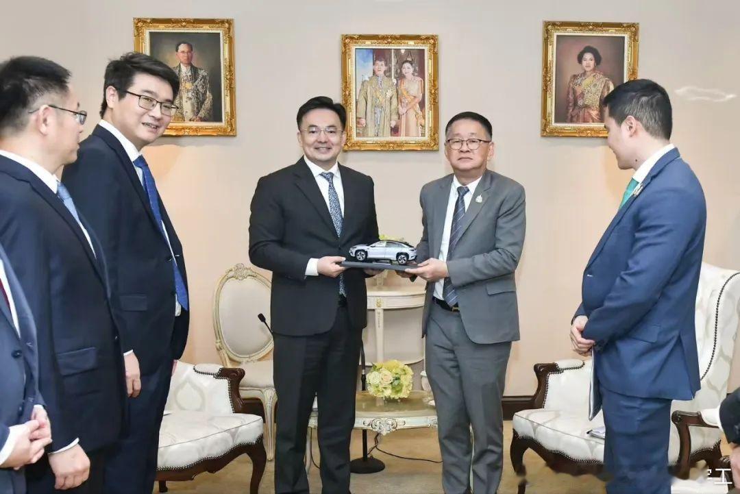 5月21日泰国副总理在总理府会见比亚迪汽车（泰国）有限公司，双方就泰国电动车产业
