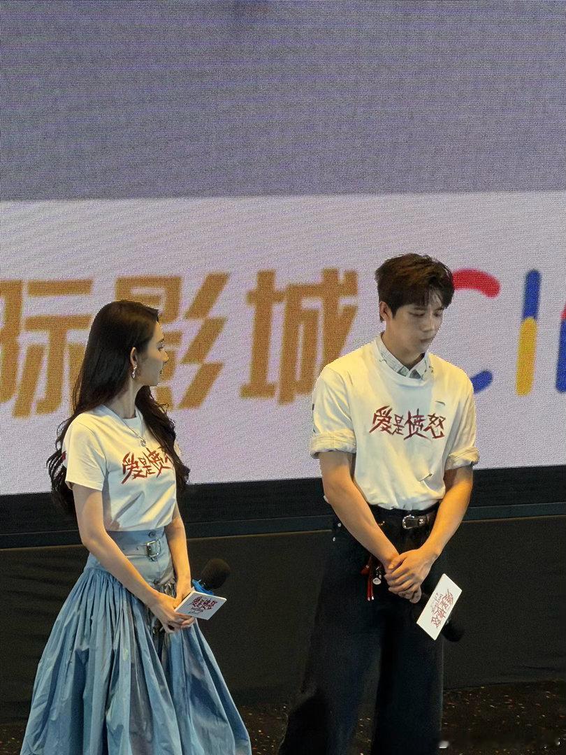 王玉雯刚出炉的蓝莓小蛋糕王玉雯这个回头好明媚蓝莓小蛋糕甜而不腻，王玉雯回头浅笑同
