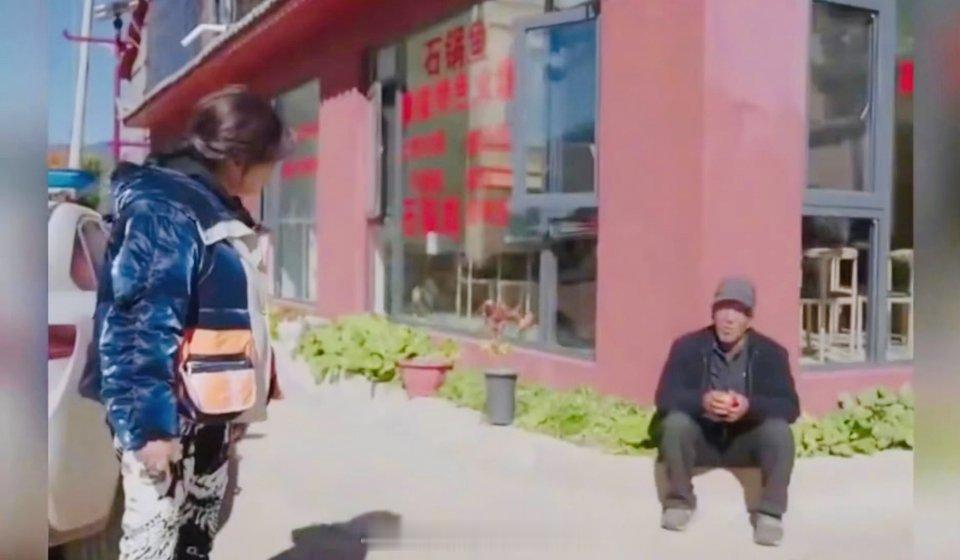 被74岁刘晓庆喊大爷  一路繁花 哈哈哈晓庆姐喊人家大爷，可把我逗得不行 。她那