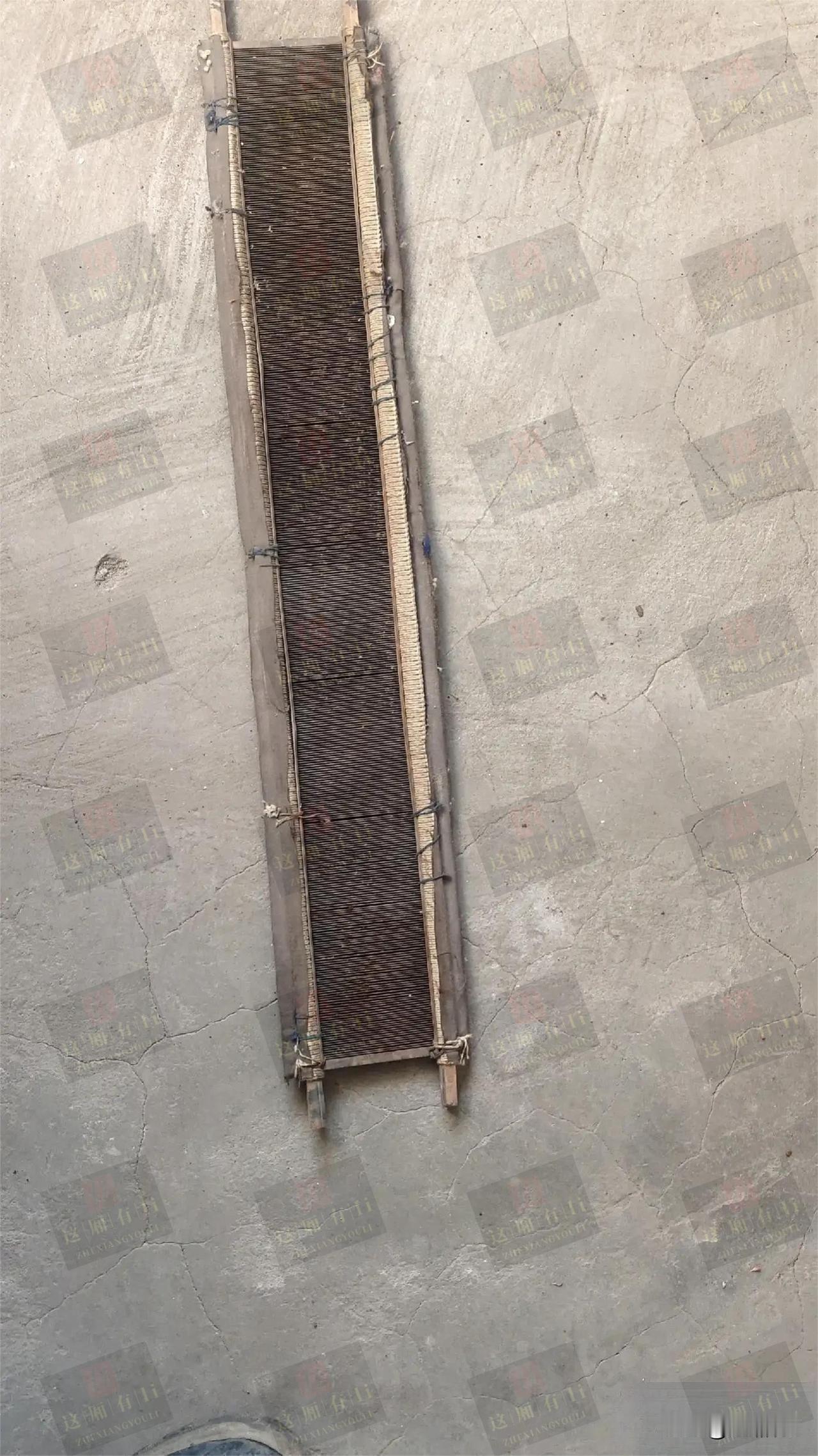 家里翻出的旧宝贝，谁能认出这是什么？
长条模样，竹片做成，密密麻麻的排列，摸上去