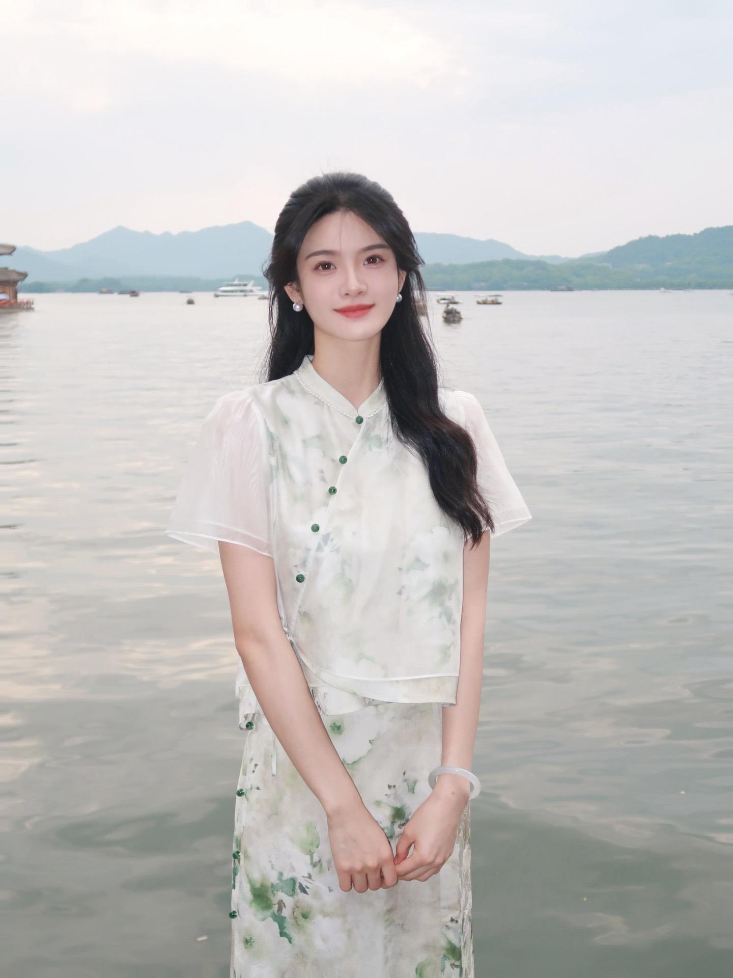 “多少柔情落江南，腹有诗书气自华”