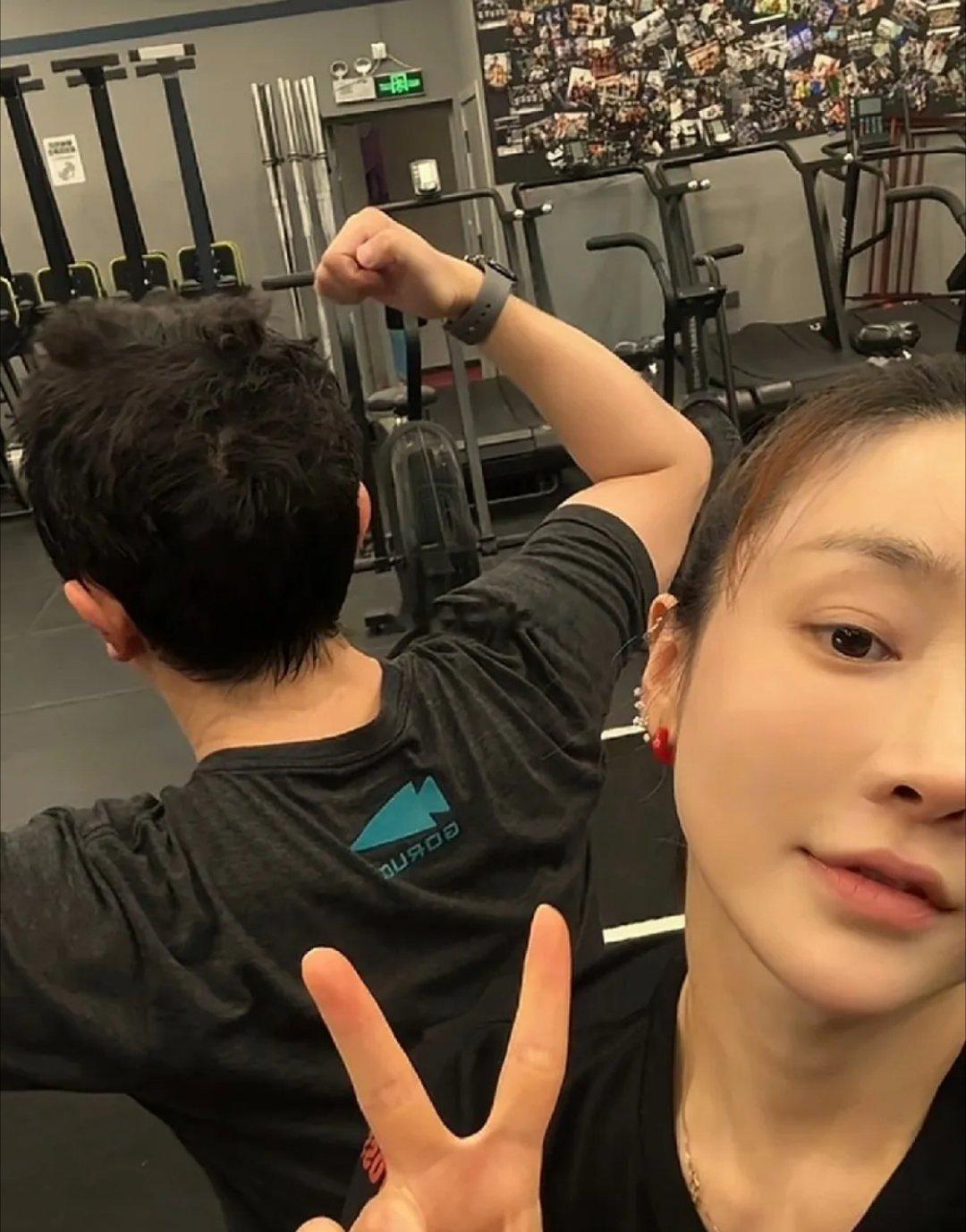 谢苗与妻子何彦霓的相处模式格外动人。二人因戏结缘，既是知己爱侣，也是合拍的运动搭