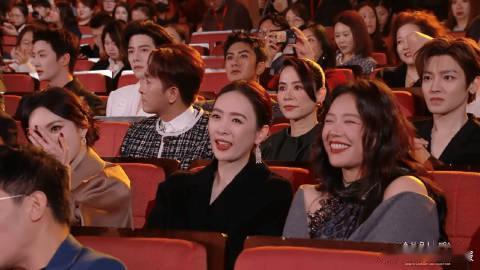 幂姐也是磕上短国cp了 幂姐果然懂嗑cp的快乐！台上互动超甜，她姨母笑停不下来，