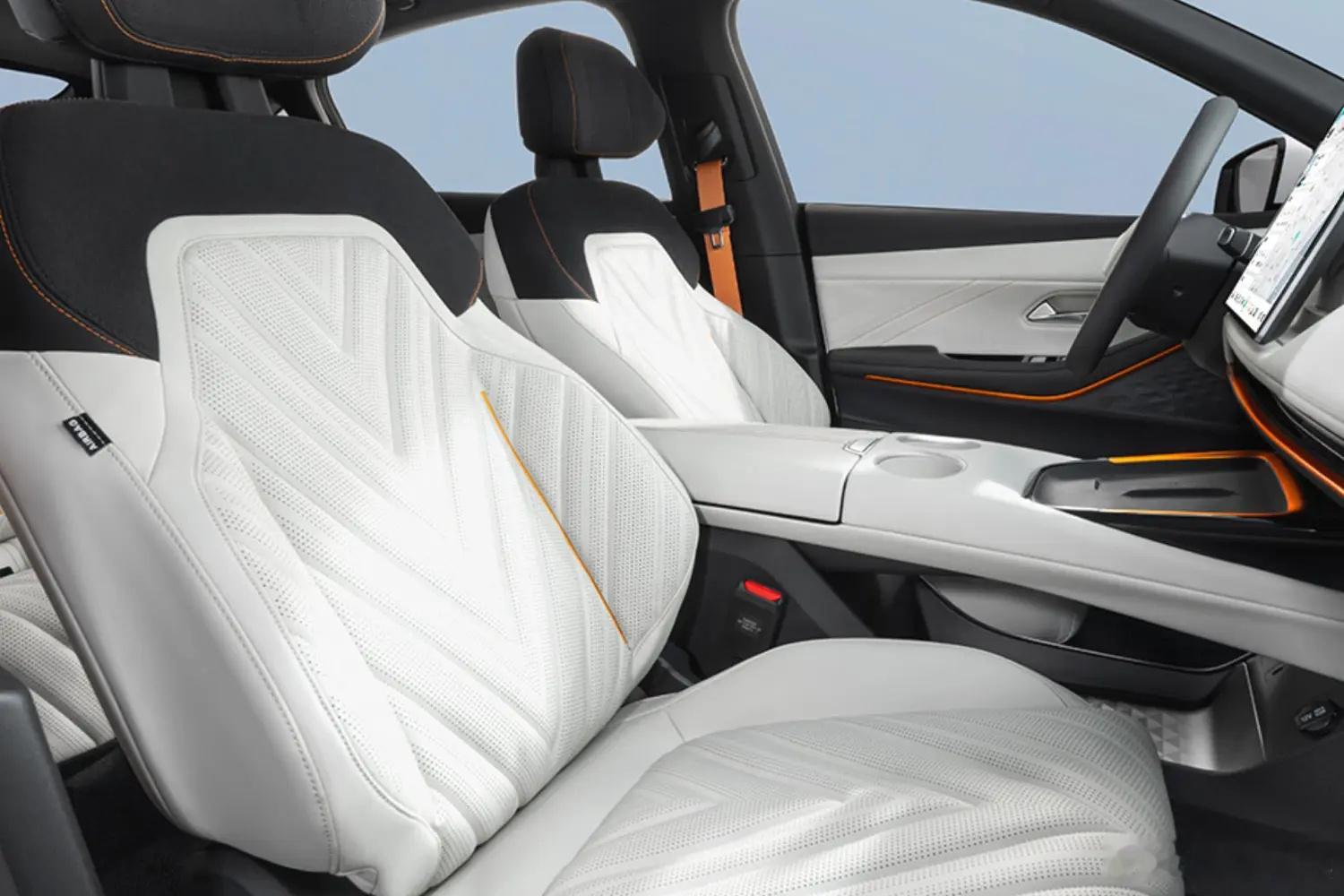 体验了深蓝SL03的L3智驾，在重庆拥堵路段的“脱手”能力确实实用。早晚高峰跟车