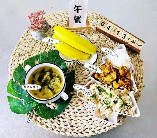 日本网友不敢信中国学生午餐有香蕉一条普通的香蕉，放在我们学生的午餐里是再平常不过