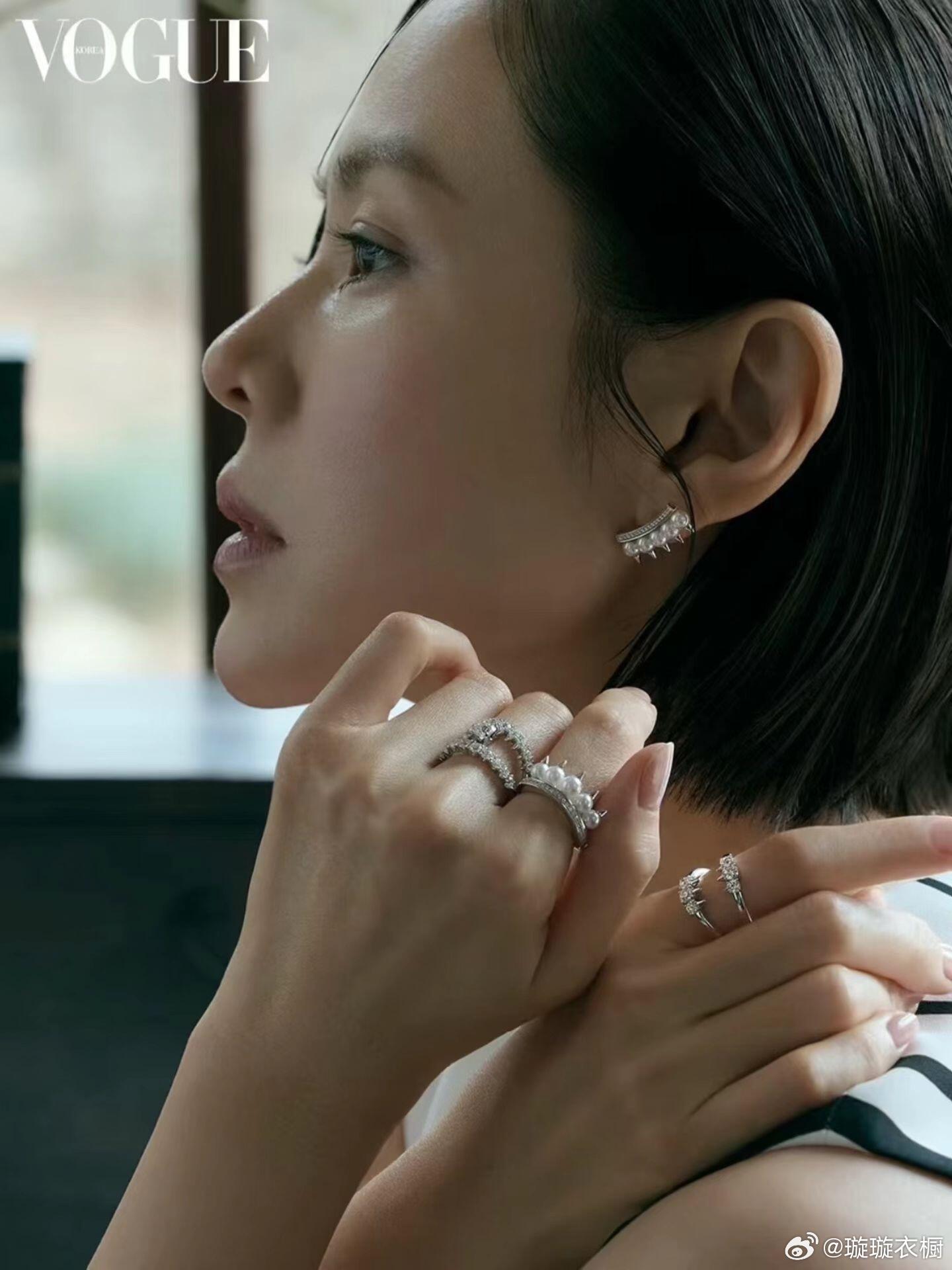 极简穿搭+多层珍珠长链+叠搭，瞬间提升高级感！ 