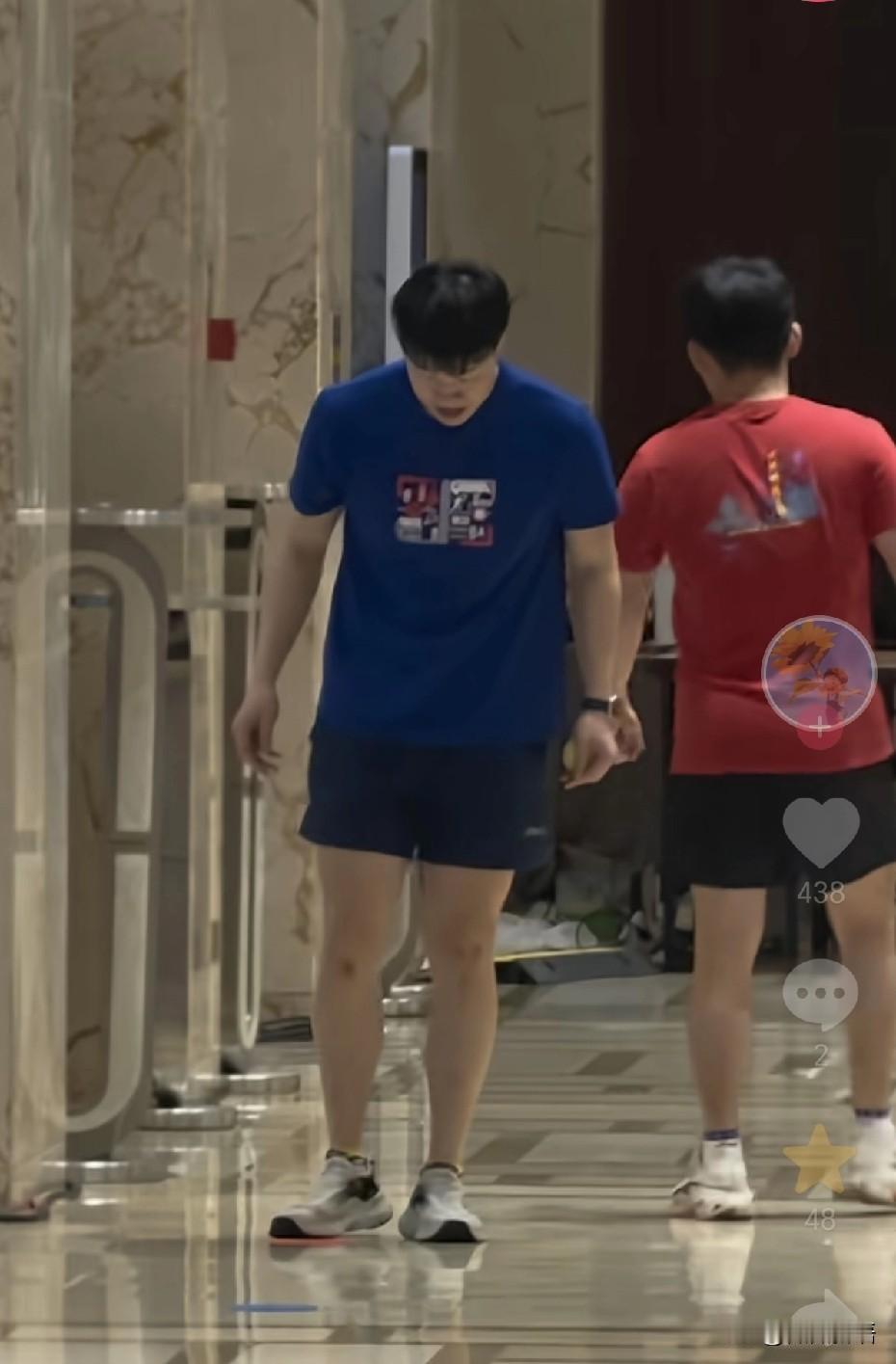 这次亚洲杯体能教练大壮也跟赛了。
梁靖崑在多哈参加比赛的时候，大壮也跟赛了，没想