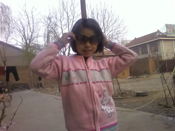 这模糊不清的照片我称它为童年。