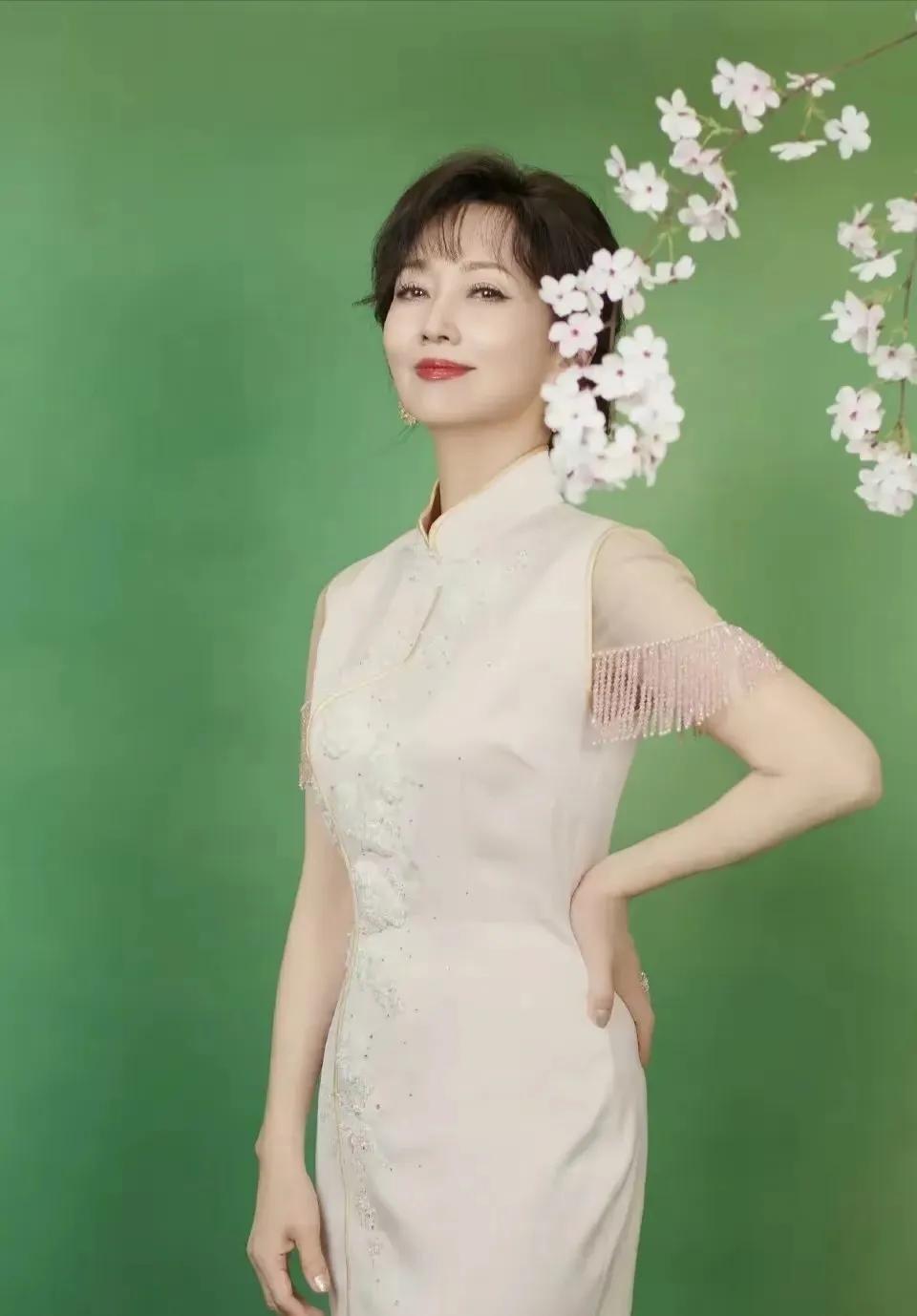71 岁的赵雅芝魅力不减！身着月牙流苏旗袍，曼妙身姿尽显东方韵味。空气刘海造型时