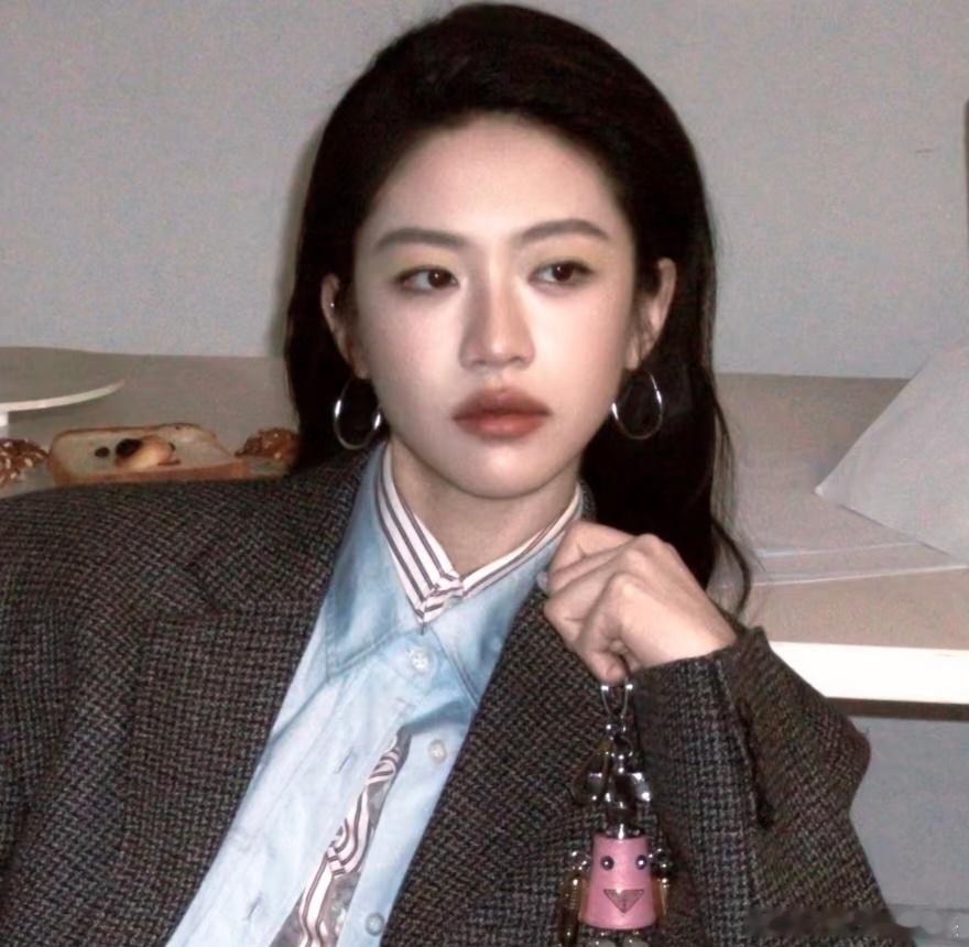 向涵之身上有种沉稳优雅的姐感，清冷的气质好令人着迷，她现在的美商跟演技毋庸置疑 