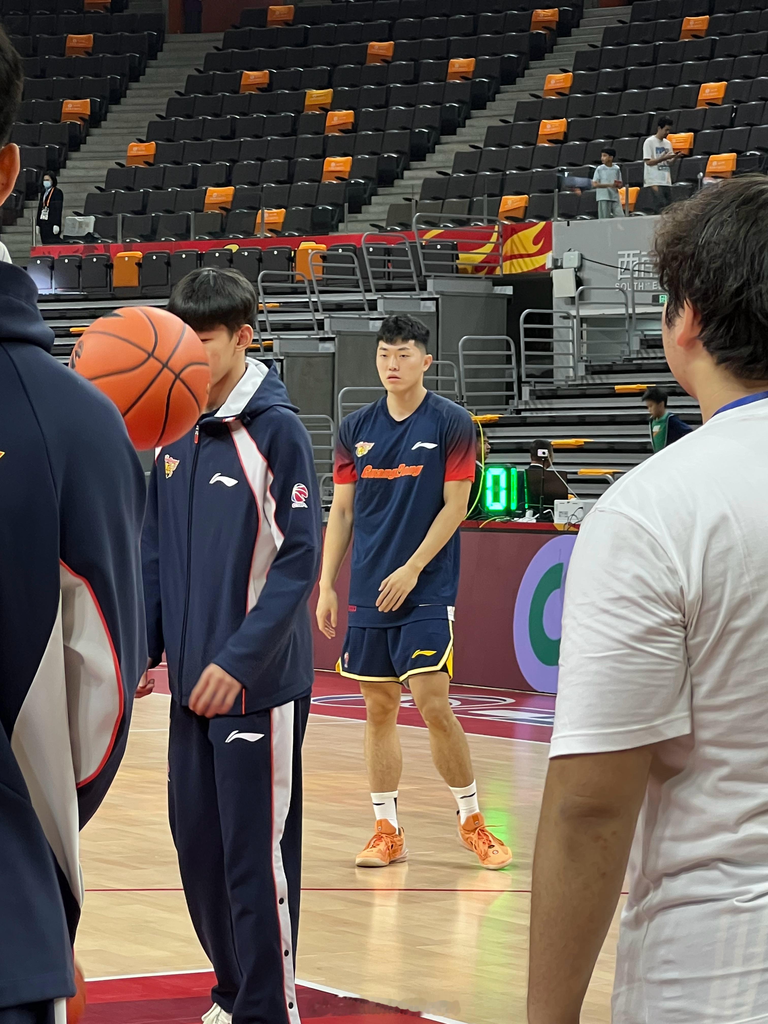 看来今晚张皓嘉进入大名单，已经开始热身。广东男篮vs青岛男篮 东莞·东莞银行篮球