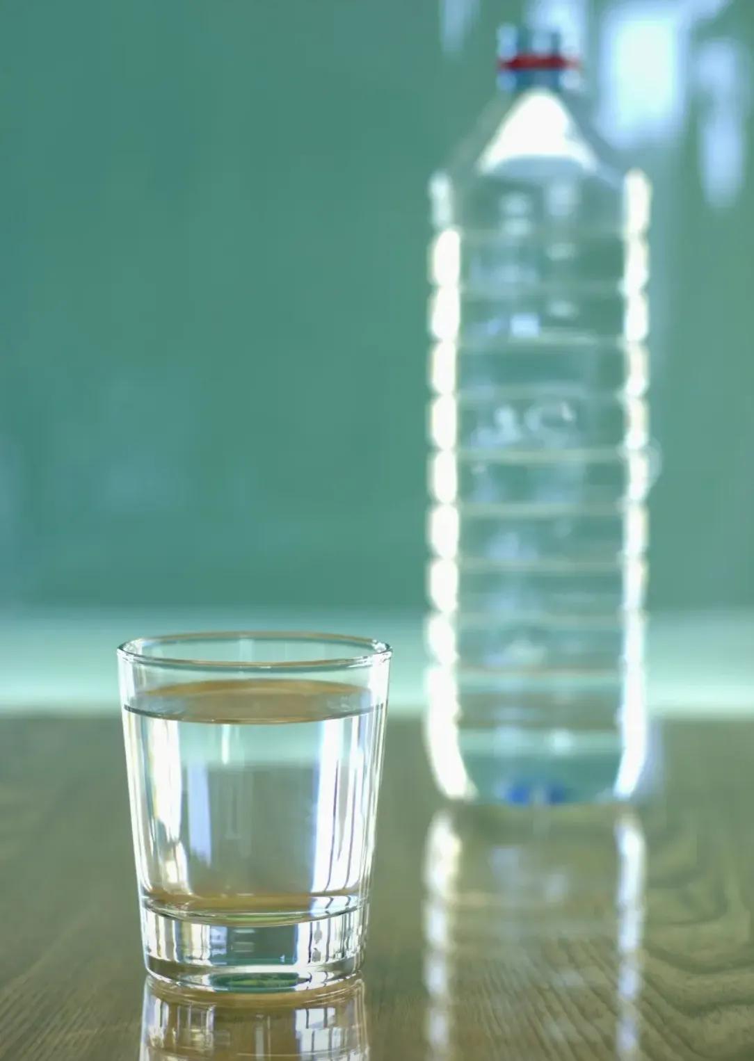 这个半杯水的比喻太贴切了！老师给的是基础，自己努力才能装满它，最后用一整杯水去浇