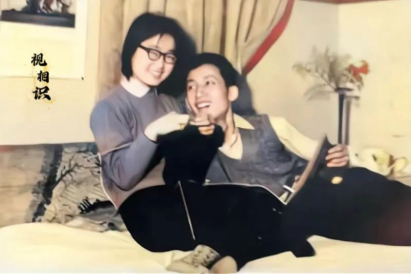 1977年，乌鲁木齐，易中天和妻子李华的温馨合影，镜头中的易中天手中拿着书，眼神...