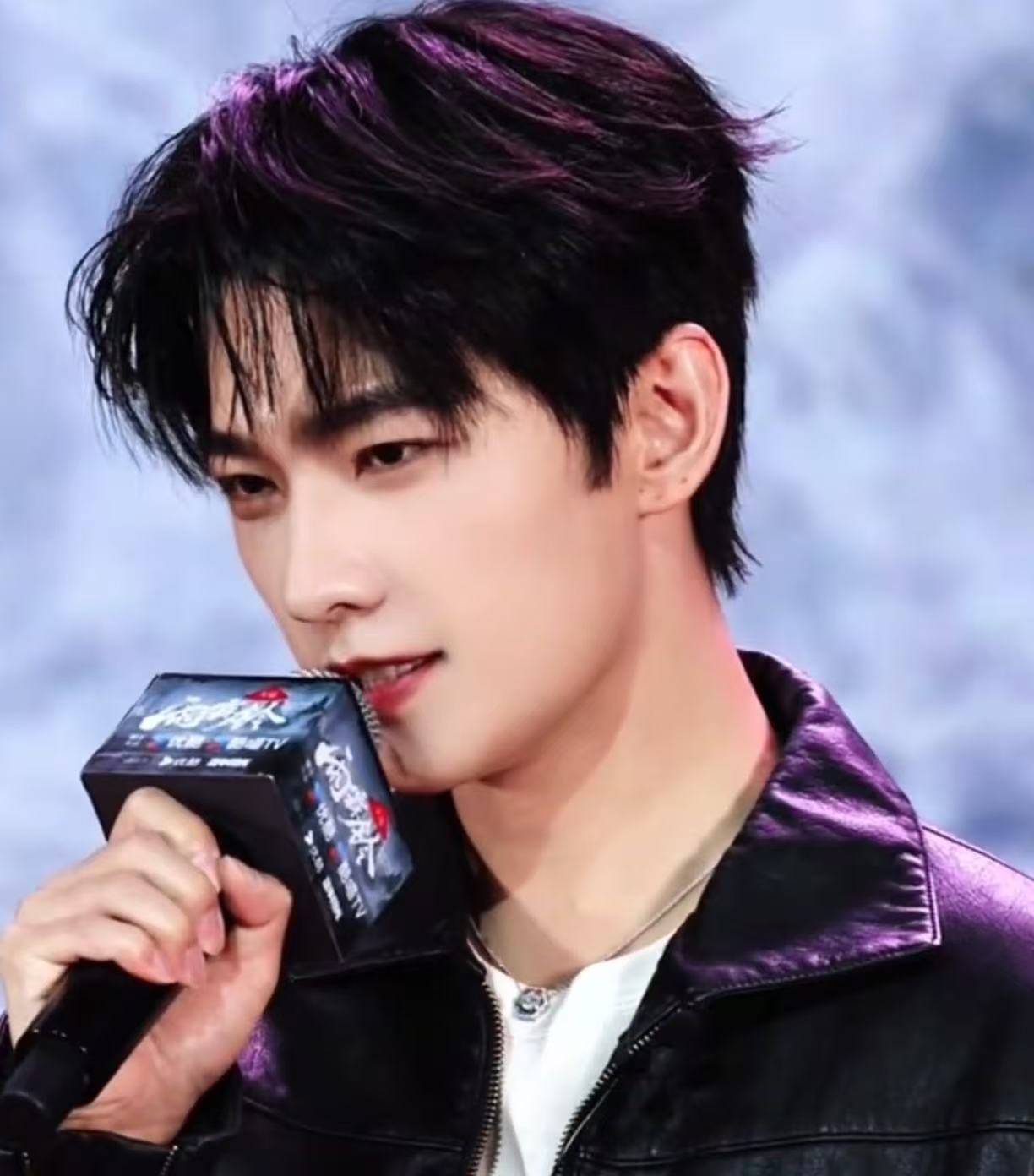 杨洋 撕漫男杨洋也是宠粉yyds了，追剧团送黄金手串也太牛了，他线下状态真的好，