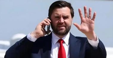 特朗普的副总统万斯算是不装了！一句话把底牌亮了出来：大陆要是收台，美国就得经济萧