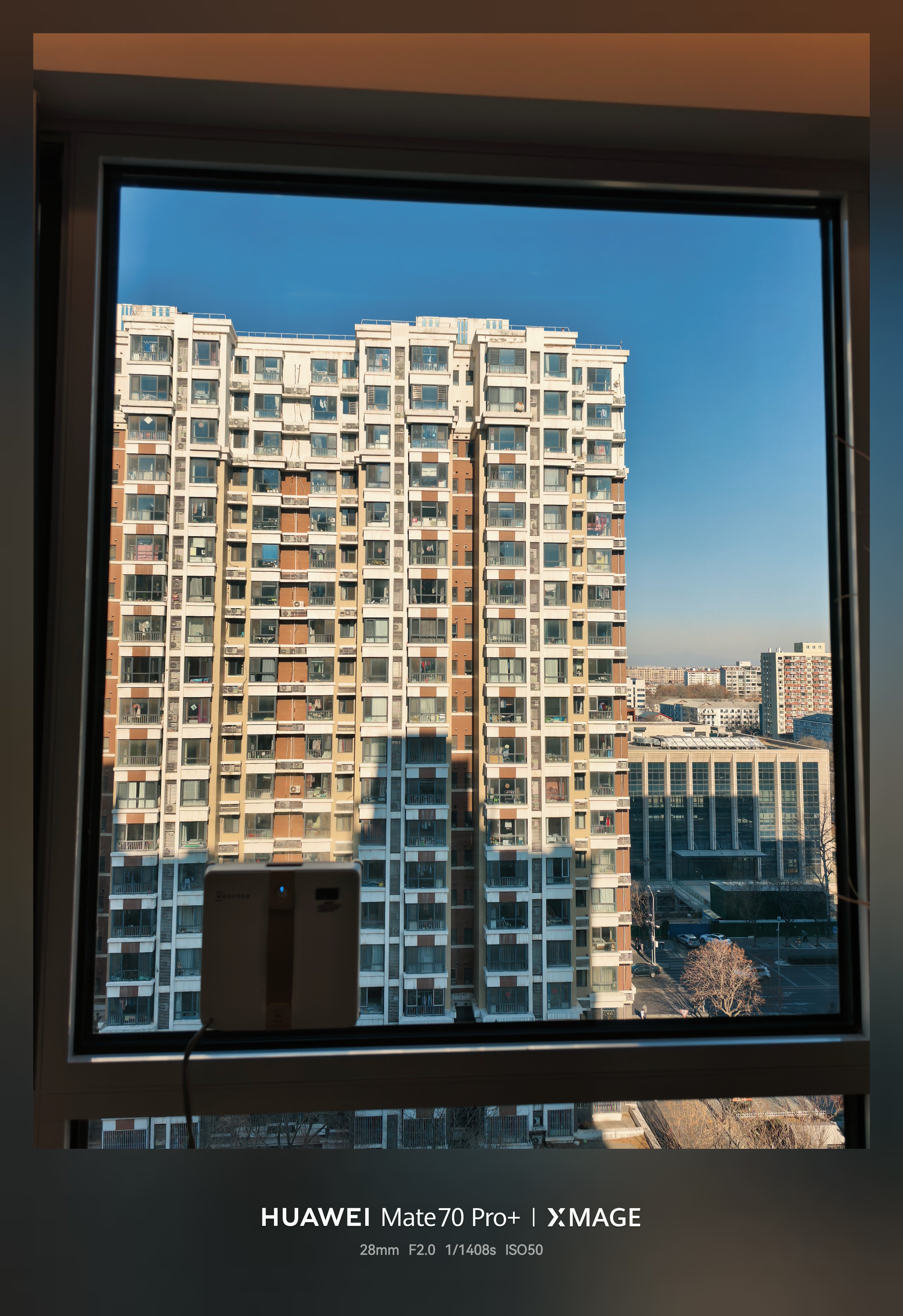 玻璃能擦成高透感，你受得了么！我家住在高层，冬天下完雪之后玻璃很脏，安全起见朋友