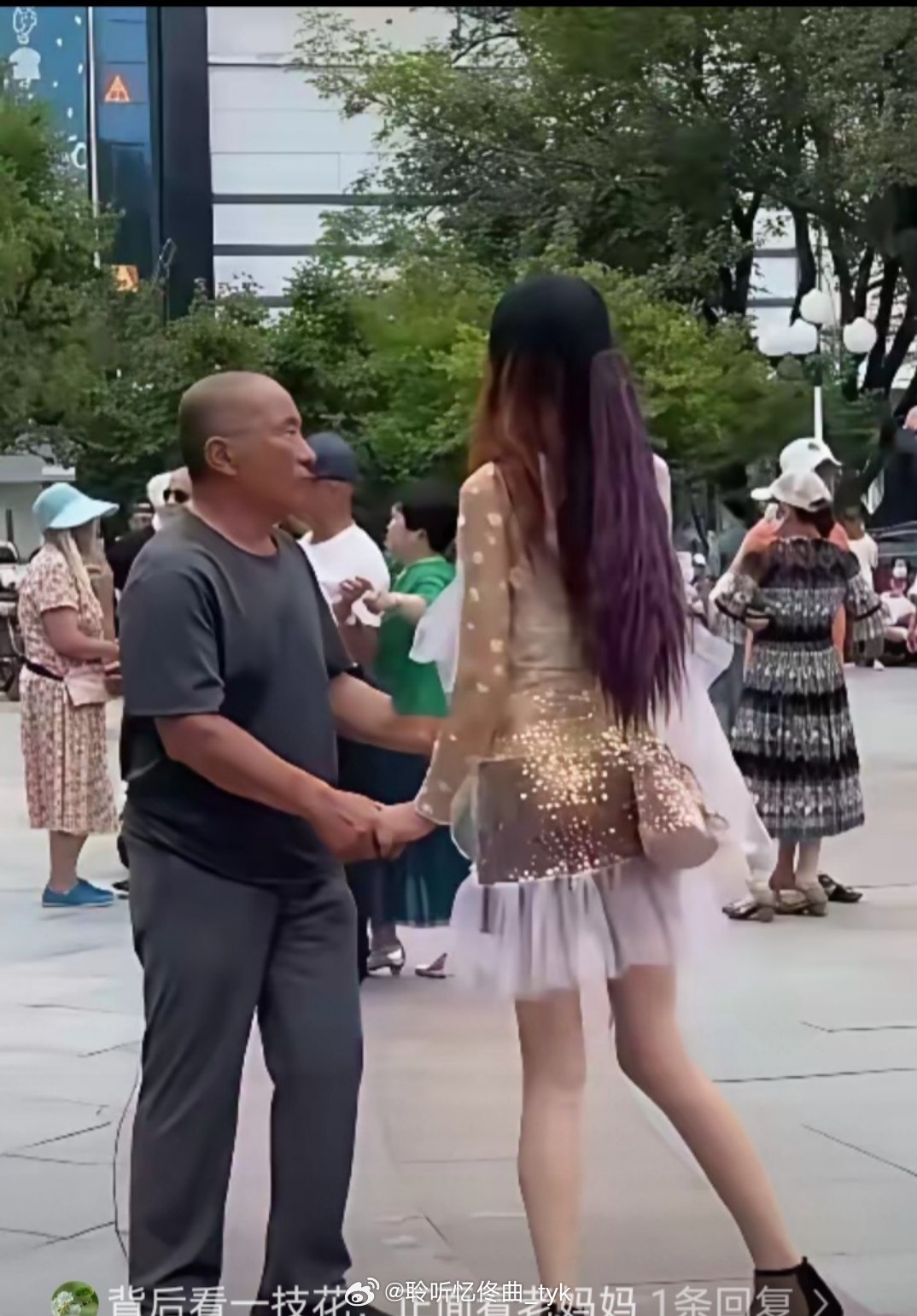 看第一张时想 完了完了 肯定这大叔很有钱 看了第二张 还好不是 