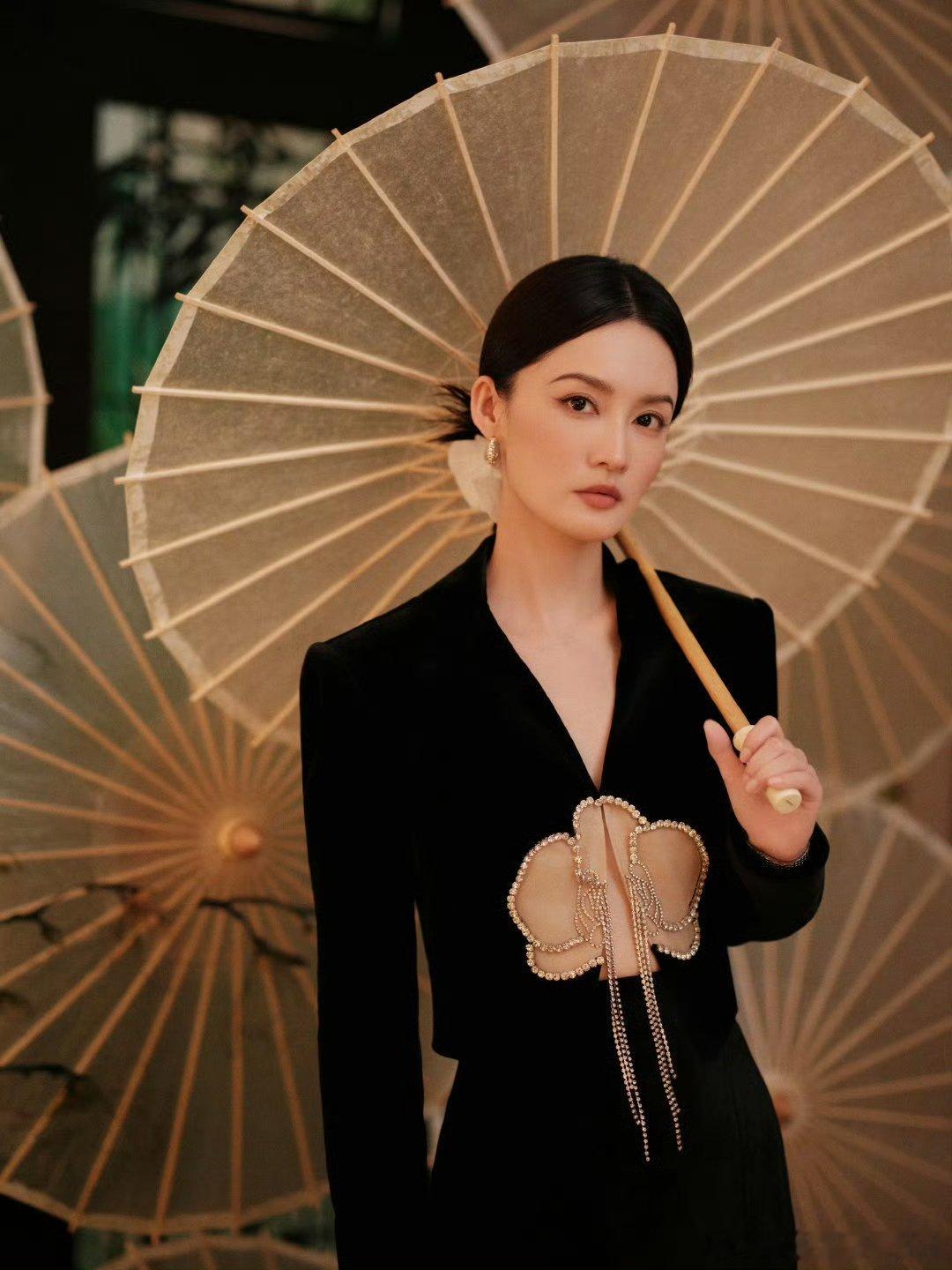 李沁新中式千金李沁簪花盘发李沁簪花盘发，古典清秀美人 ​​​