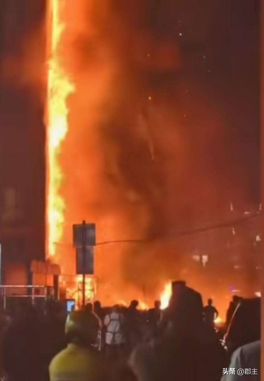 外墙装修师傅说高层外墙着火原因：

1、外墙泡沫材料不合格，那么大的火势，看来是