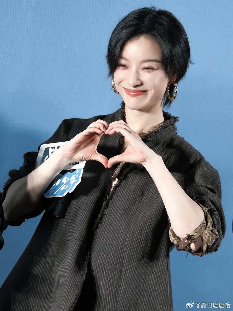 倪妮短发又飒又美倪妮剪短发真的太A了！又酷又美气质绝了，利落又干净，每一帧都自带