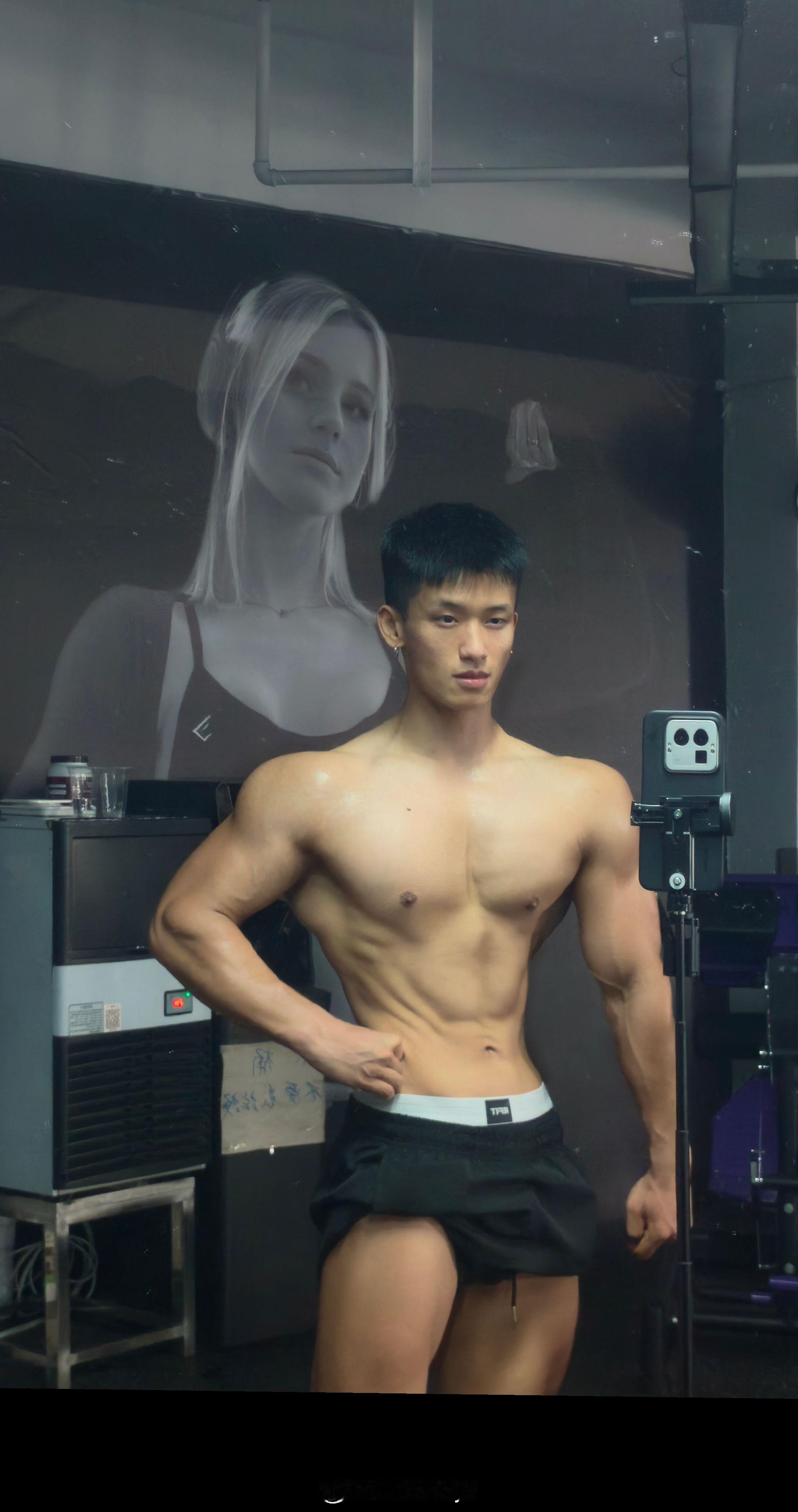 黑皮男大 