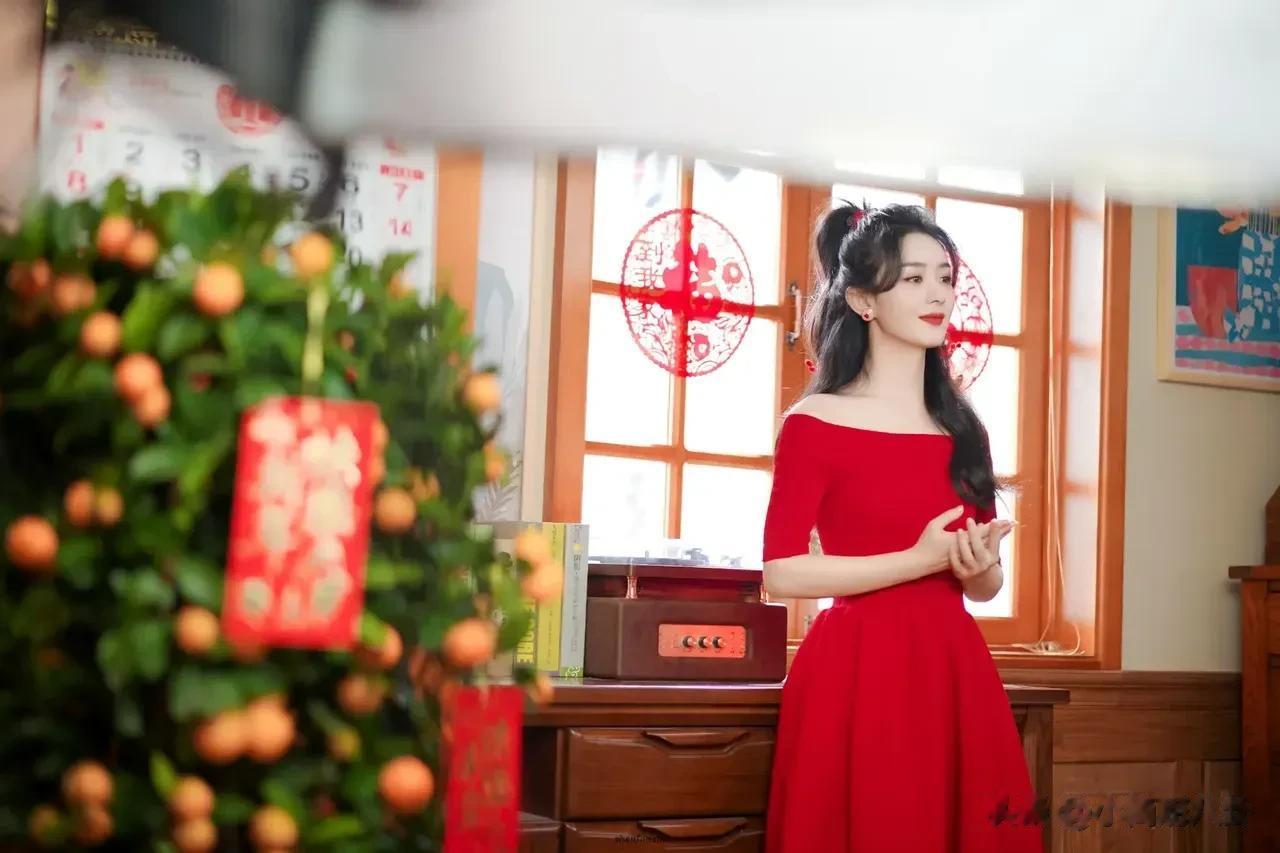 赵丽颖这一身红裙也太美了，感觉她的状态又回到了她的巅峰时期。