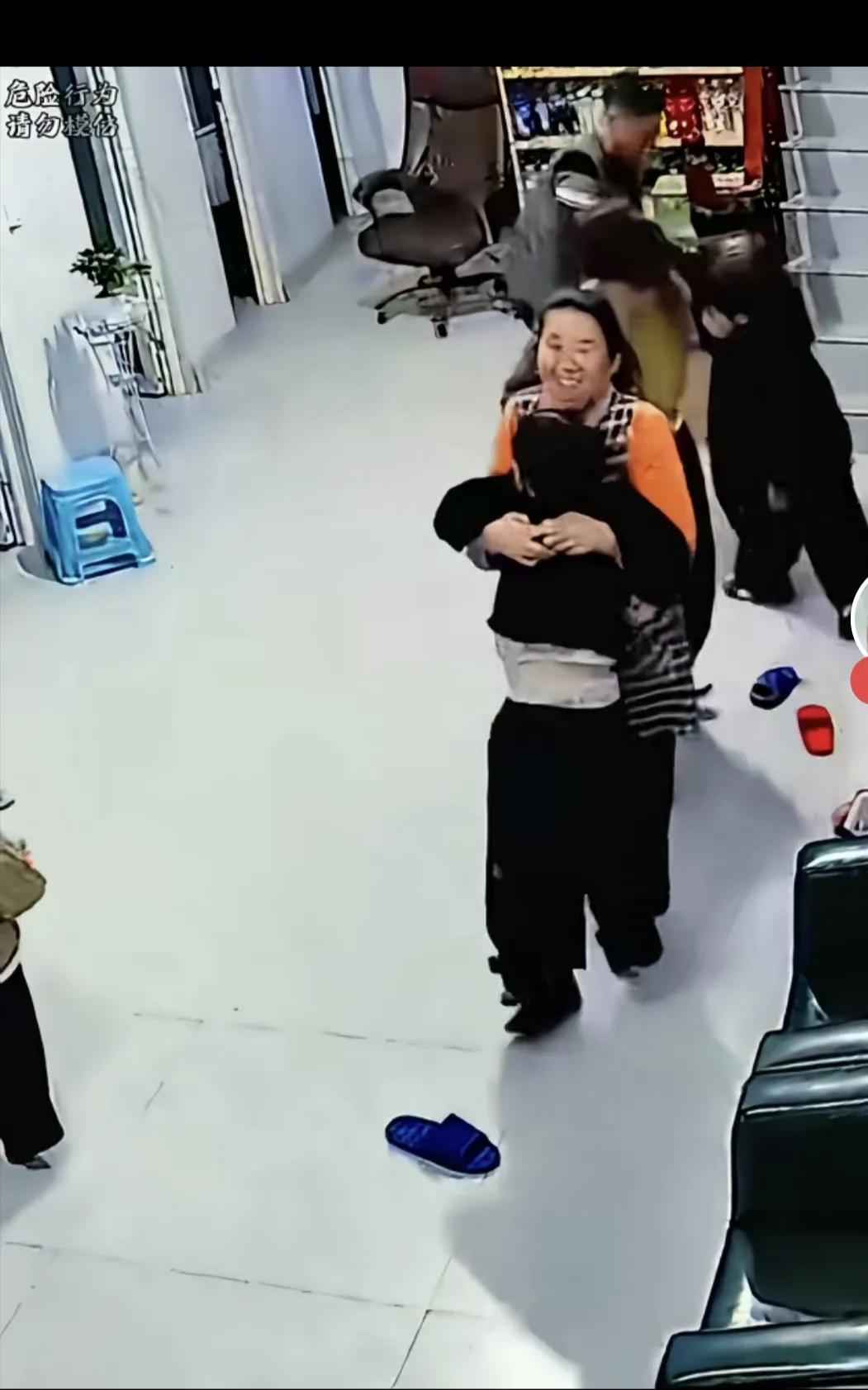 看过一个三胞胎打架的视频，场面挺揪心的！
一开始两个打架，另一个在一旁看热闹。
