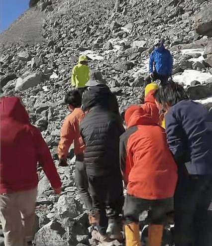 田海子山海拔超6000米，属贡嘎山脉，天气多变、高空风大，本就对徒步者的体能和准