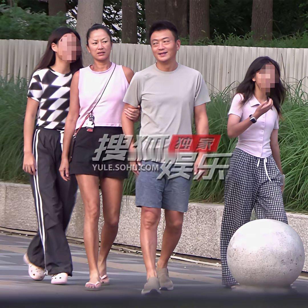 瞿颖和机长男友，带着两个女儿在清迈外出聚餐 