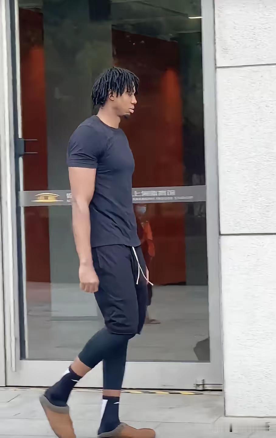怀特塞德悄悄现身上海体育馆，今晚上海久事与浙江浙商证券男篮的系列赛第二战，“大白