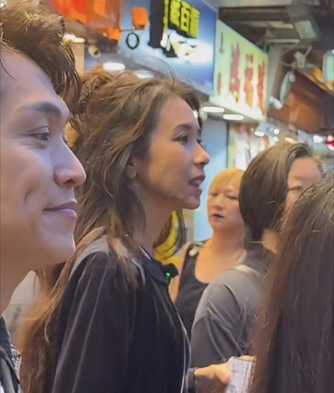 网友在香港偶遇莫文蔚，她本人脸超小，状态极好，又美又显年轻，不愧是骨相王者，这侧