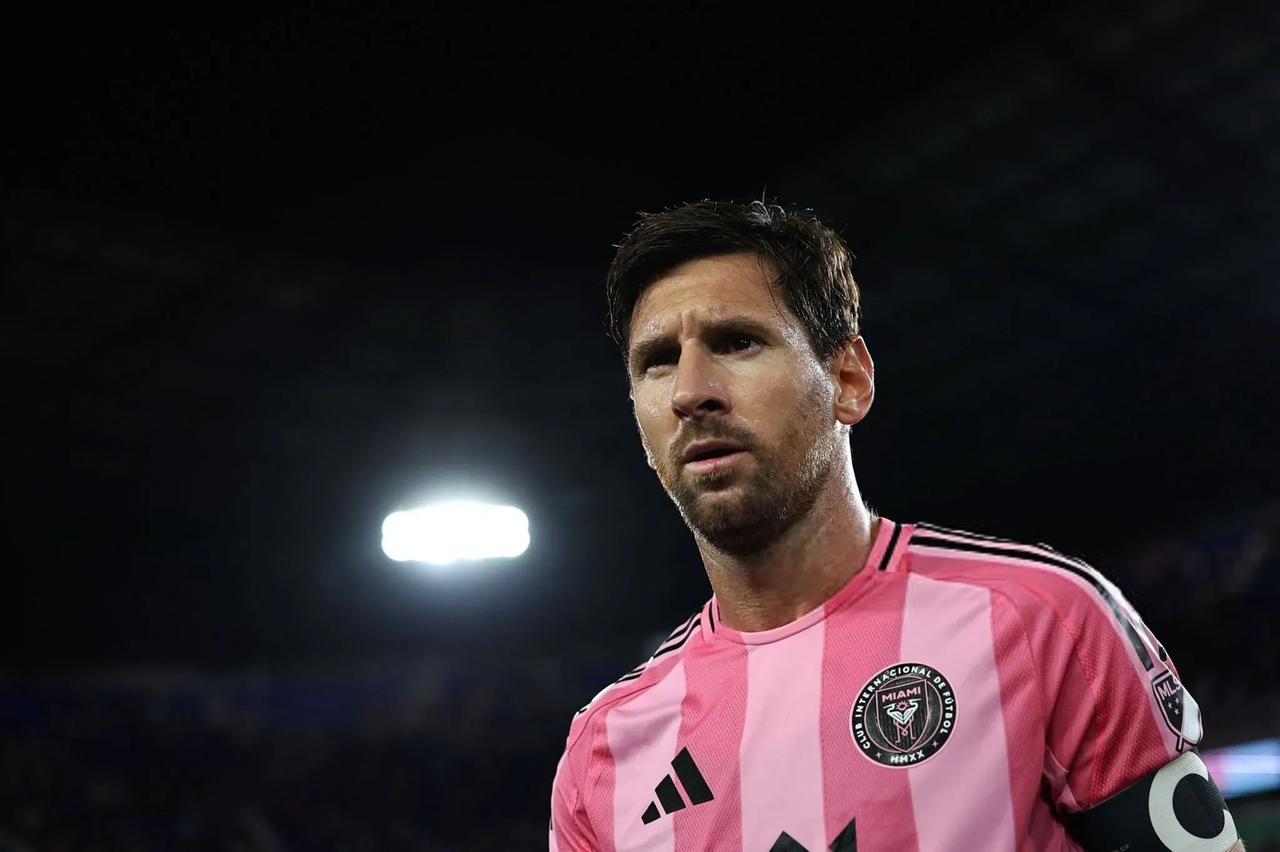 个人心目中最新的足坛历史地位排行榜:

1、梅西

2、马拉多纳

3、贝利
