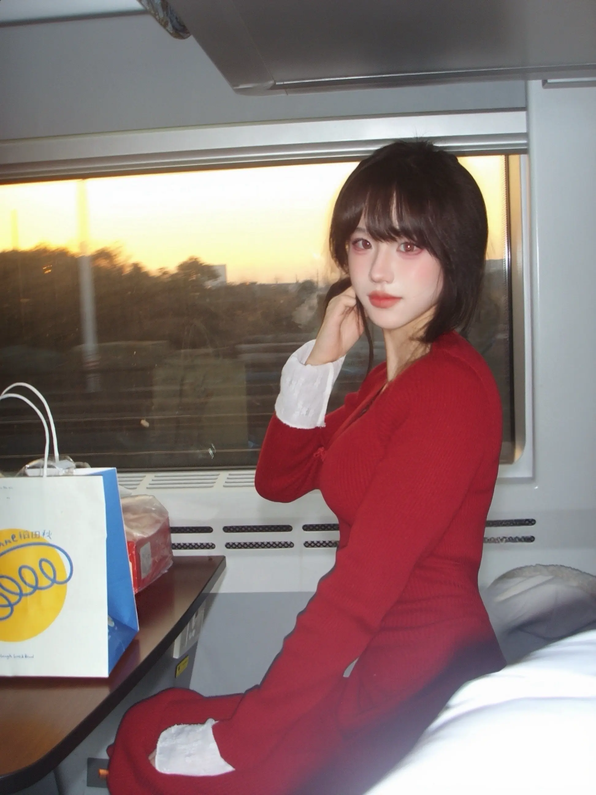 坐窗台装忧郁一转身翻猪圈去了。