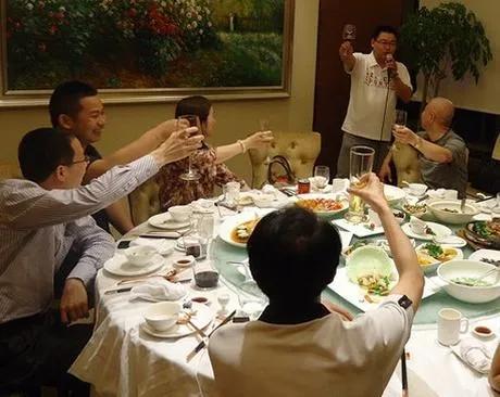 男人谨记：酒桌上，有这“4种行为”的人，建议趁早远离，以免拉低你的层次！

1.