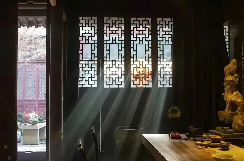 上联：寒舍米光婆娑影；
下联：？？？