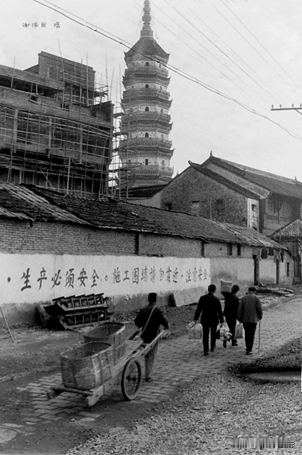 #谢伟民老照片#  1986年11月22日，我在安徽安庆的长江边。正前方为安庆迎