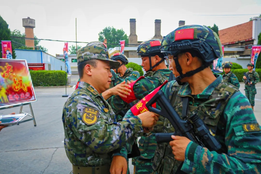 武警陕西省总队机动支队官兵依托驻训场开展技能强化与实战化训练（八一青春方阵） ​