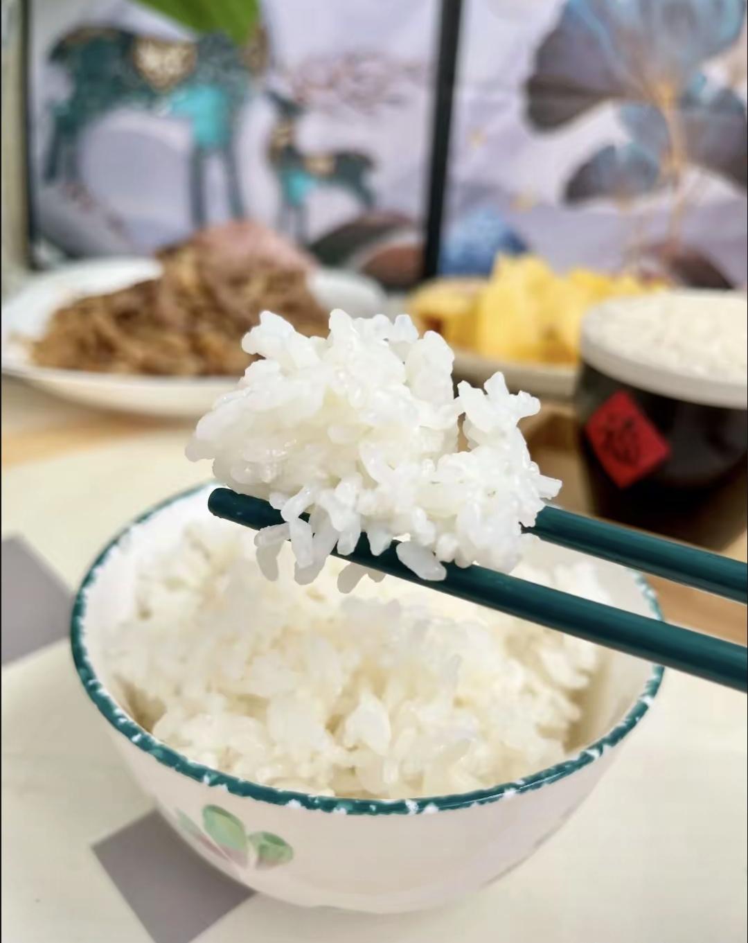 今天看同事中午吃饭特别逗，一筷子一筷子把菜全拨到汤碗里，底下白米饭干干净净的。问