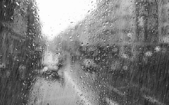 上联“骤雨倾盆天地暗”气势雄浑，写尽暴雨突至、天地苍茫的壮阔景象。
一场急雨毫无