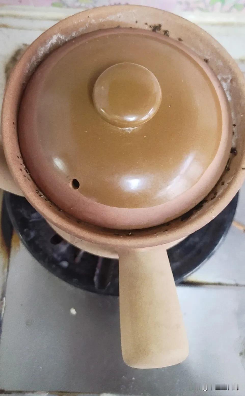 看完病对老人说：药拿回家里熬吧？
老人很犹豫，看了看儿子。
儿子问自己熬了好还是