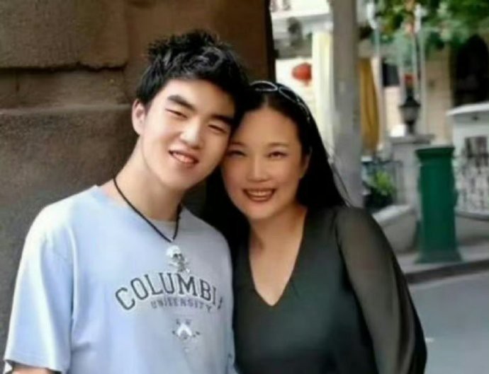 1988年，湖北一女子产下脑瘫儿，丈夫抛妻弃子。 母亲并没有选择放弃，每天坚持做