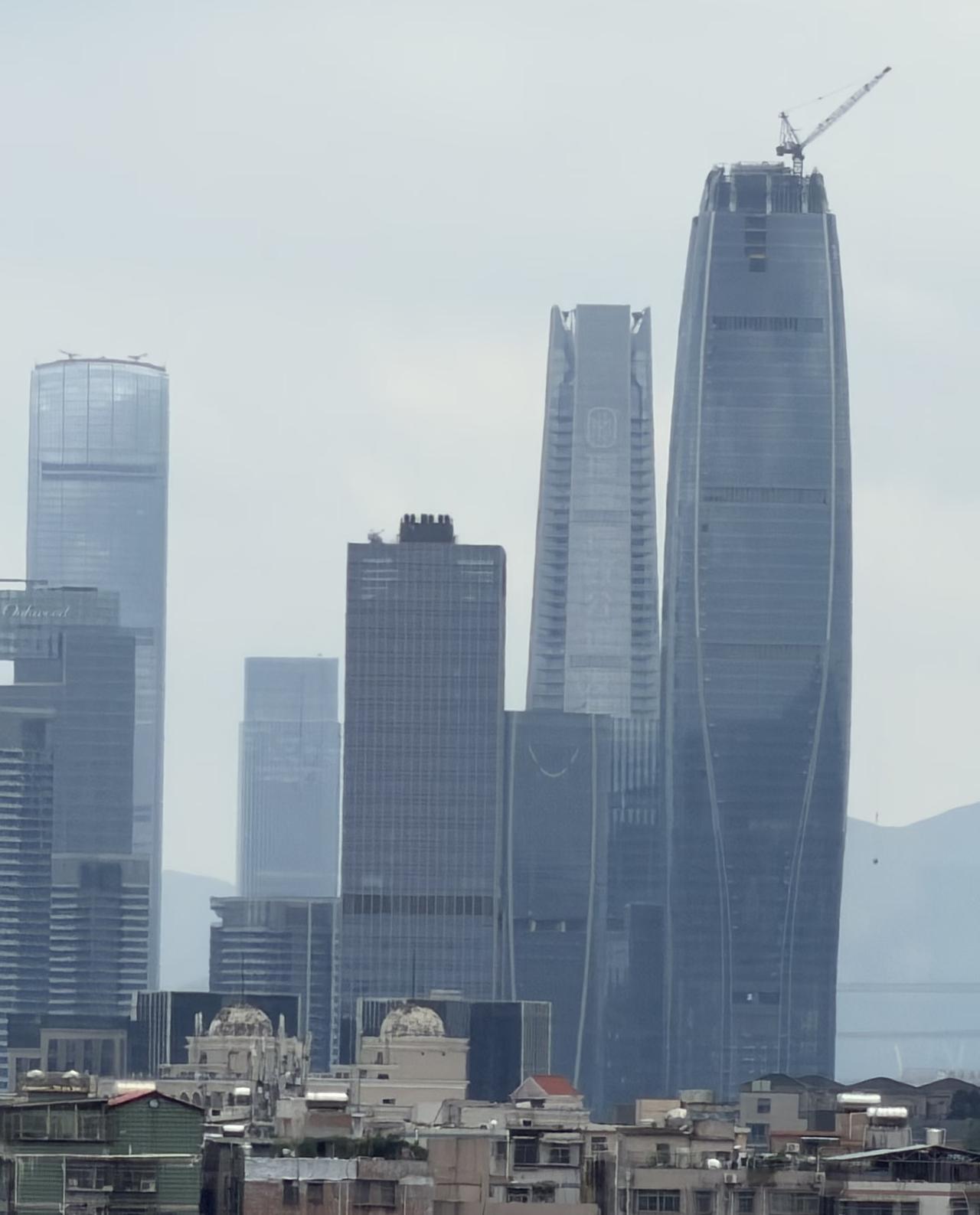 突然发现，深圳地王，没那么高了
深圳罗湖的天际线还是这么好看
很经典很耐看的造型