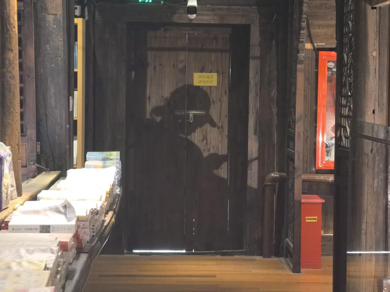 我当年的录取通知书，只是一张四方的纸，黑色的大字，红色的印章上写着：辽宁省鞍山市
