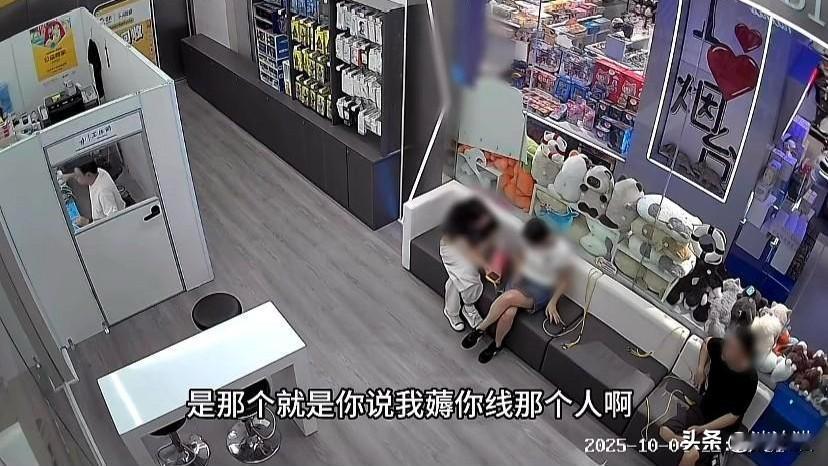 山东烟台，男子一行四人进店免费充电半个小时，临走时男子把充电数据线扯断。老板报警